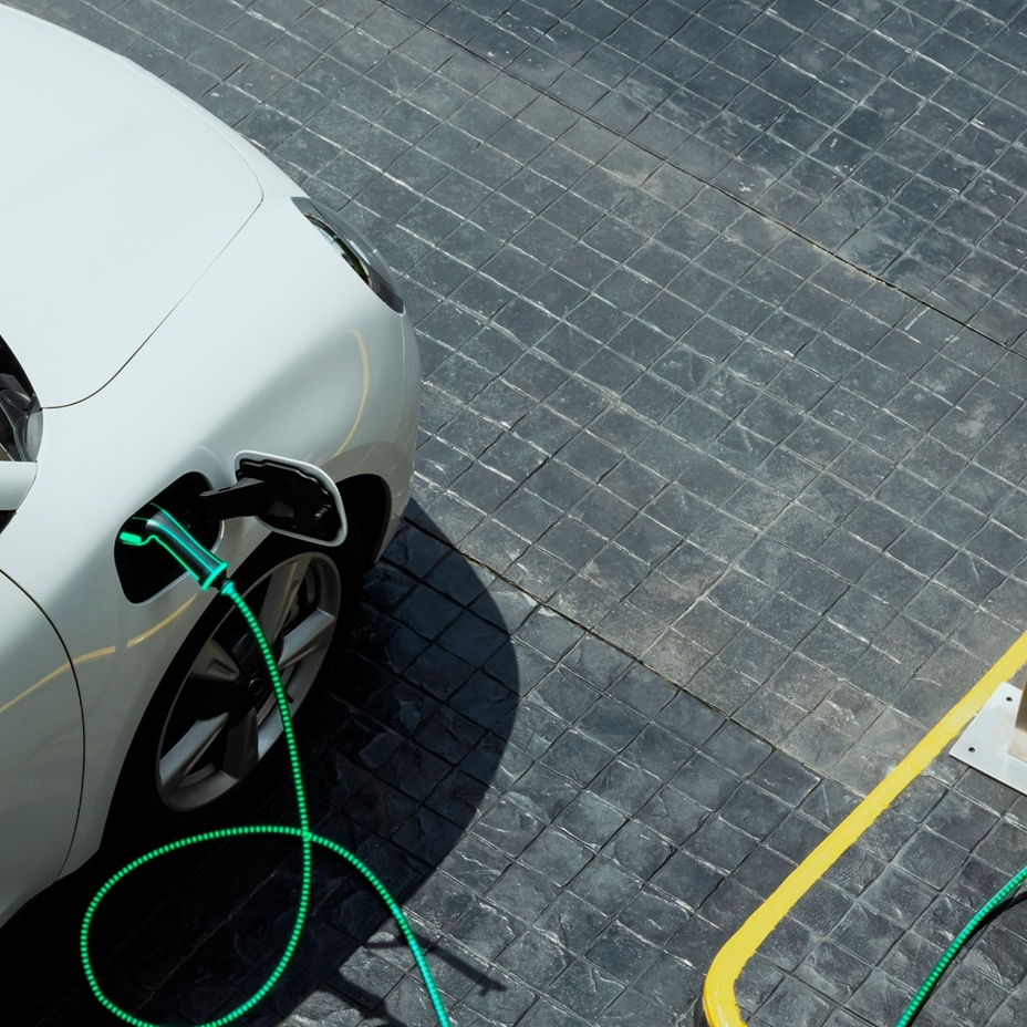 Ładowanie akumulatora samochodu elektrycznego. Ładowanie akumulatora samochodu elektrycznego.